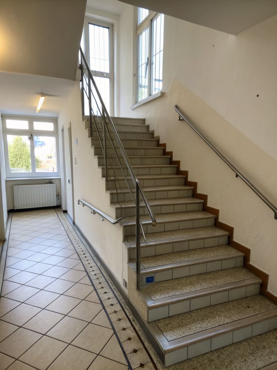 Frisch gereinigtes Treppenhaus einer Wohnanlage